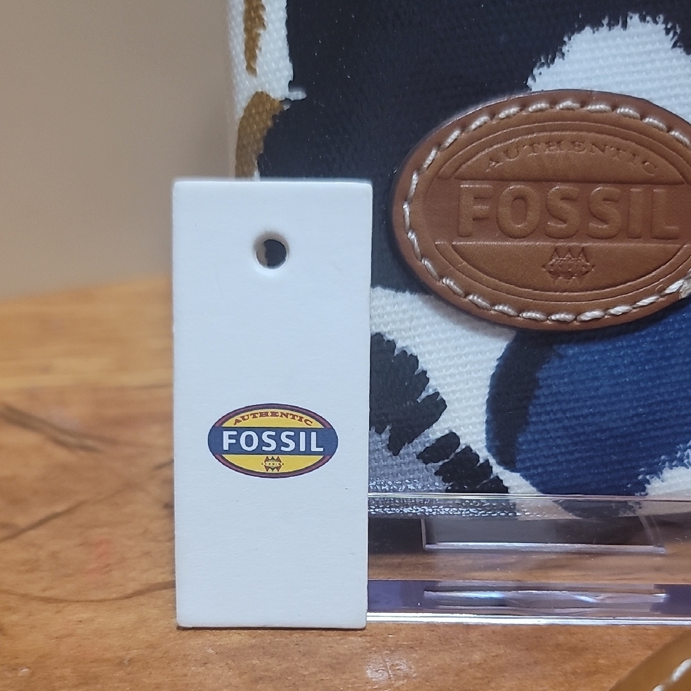 Fossil Multicolor Patterned Phone Case with Strap - Picture 4 of 7